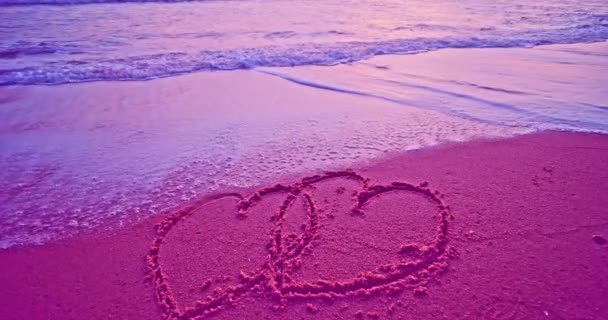 Sahilde Kalp Sembolü Gün Batımında Kumsalda Çizilmiş Kalp Gündoğumu Gökyüzü — Stok video