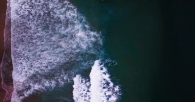 Dalgalar deniz yüzeyi arka planı, dalgalar kumsalda köpüren ve su sıçratan dalgalar, sinematik arka plan okyanus açık deniz manzarası.