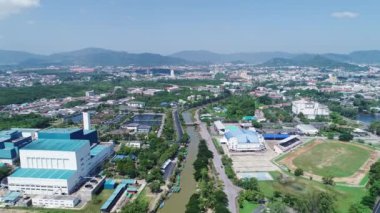 Güzel hava panoramik manzarası ve şehir manzarası, Phuket Adası Tayland 'daki yüksek açılı Phuket şehri, güzel gün batımı veya şehrin üzerine gün doğumu ışığı