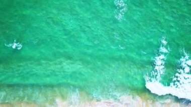 Dalgalar deniz yüzeyi arka planı, dalgalar kumsalda köpüren ve su sıçratan dalgalar, sinematik arka plan okyanus açık deniz manzarası.