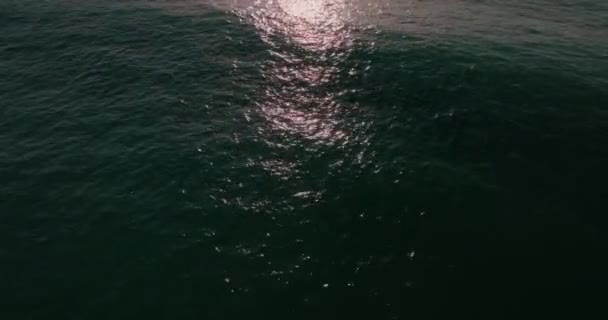 波の海の表面の背景 波がビーチの砂の上で泡立ちとスプラッシングクラッシュ 映画背景の海オープン海の自然環境の風景 — ストック動画