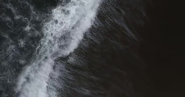 Волны Фоне Морской Поверхности Волны Разбивающиеся Пена Брызги Пляже Песка — стоковое видео
