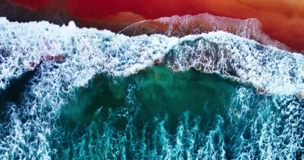 Wellen Meeresoberfläche Hintergrund Wellen Krachen Schaum Und Spritzen Strand Sand — Stockvideo