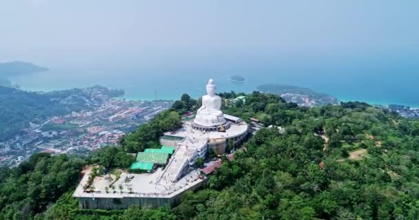 Biały Marmur Wielki Budda Statua Temple Zbliżenie Lotu Ptaka Widok — Wideo stockowe