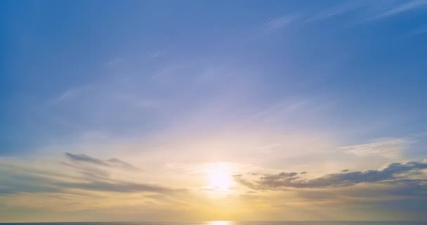 Красочные Облака Над Морем Фон Красивый Время Истечения Величественных Облаков Лицензионные Стоковые Видеоролики