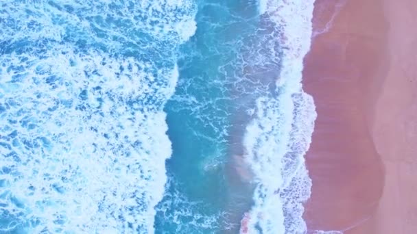 波の海の表面の背景 波がビーチの砂の上で泡立ちとスプラッシングクラッシュ 映画背景の海オープン海の自然環境の風景 — ストック動画