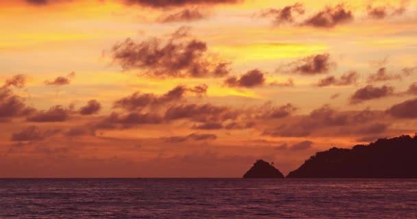 Kolorowe Chmury Nad Morzem Tło Piękne Czas Upływu Majestatyczne Zachmurzenie — Wideo stockowe