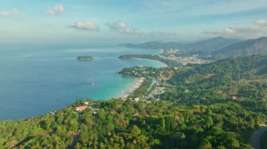 Phuket Adası Tayland 'daki Kata, Karon plaj manzaralı güzel manzaranın hava görüntüsü.