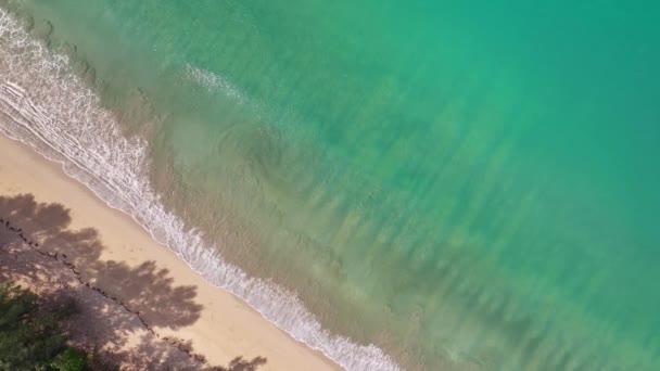 Όμορφη Θάλασσα Καλοκαιρινό Τοπίο Κύματα Συντρίβεται Στην Άμμο Παραλία — Αρχείο Βίντεο
