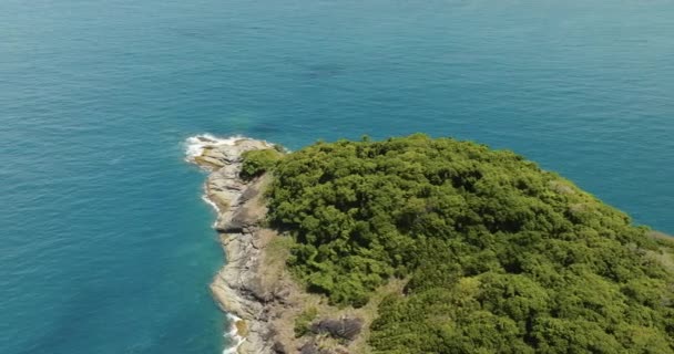 Удивительный Маленький Остров Морскими Волнами Разбивающимися Скалы Мыс Острове Пхукет — стоковое видео