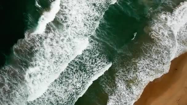 Deniz Yüzeyinde Dalgalar Dalgalar Kumsalda Köpüren Sıçratan Dalgalar Inanılmaz Okyanus — Stok video