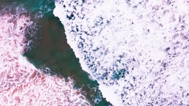 Wellen Meeresoberfläche Hintergrund Wellen Krachen Schaum Und Spritzen Strand Sand — Stockvideo
