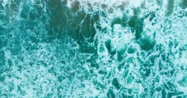 波の海の表面の背景 波はビーチの砂で発泡し 分散し 海の背景を驚かせます — ストック動画