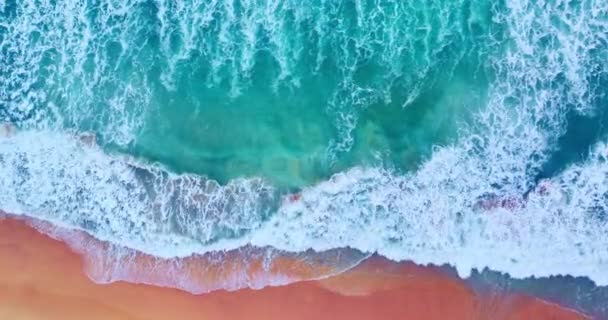 Deniz Yüzeyinde Dalgalar Dalgalar Kumsalda Köpüren Sıçratan Dalgalar Inanılmaz Okyanus — Stok video
