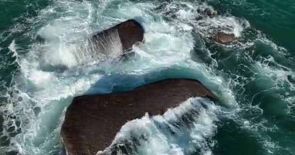 Fantastiska Havet Stora Vågor Kraschar Stenar Havsutsikt Flygfoto Drönare Hög — Stockvideo