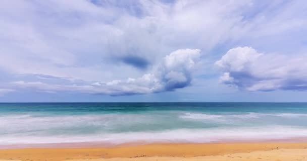 Zeitraffer Naturlandschaft Strand Meer Und Wolken Bewegen Sich Den Blauen — Stockvideo