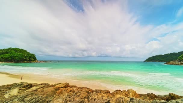 Timelapse Paisaje Natural Playa Mar Nubes Que Mueven Cielo Azul — Vídeos de Stock