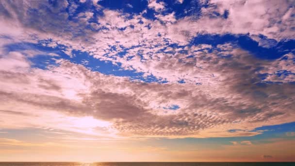 Kleurrijke Wolken Zee Achtergrond Mooie Time Lapse Van Majestueuze Zonsondergang — Stockvideo