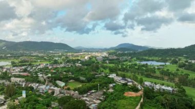  Dağların üzerindeki gölge bulutları Kathu şehri Phuket Tayland