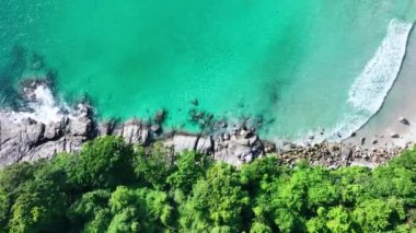 Okyanustaki deniz taşlarının insansız hava aracı kamerası, güzel deniz yüzeyi, Phuket Adası Tayland 'daki kayalıklara çarpan inanılmaz deniz dalgaları, 4k' lık insansız hava aracı görüntüsü