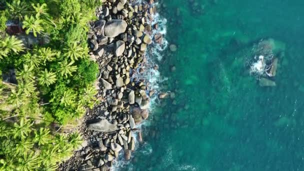 泰国普吉岛海滨岩石上的海波碰撞 美丽的海面 迷人的海浪撞击岩石海景 Aerial View Drone 4K高质量的镜头 — 图库视频影像