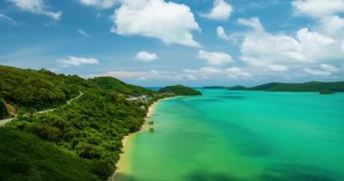Yaz mevsiminde deniz manzarası manzarası, Phuket Adası Tayland, Timelapse bulutları dağların üzerinde.