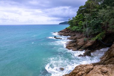 Deniz kıyısına çarpan dalgaların hava görüntüsü, okyanus arka planı.