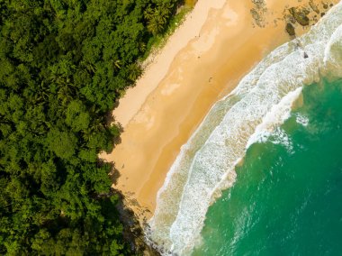 Phuket Tayland 'da dağları olan deniz manzarası, yaz mevsiminde açık denizde güzel deniz manzarası, doğa çevre ve seyahat arka planını kurtardı.