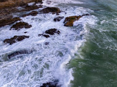 Phuket Tayland 'da dağları olan deniz manzarası yaz mevsiminde açık denizde güzel deniz manzarası dalgalar kıyı kayalarına çarpıyor.