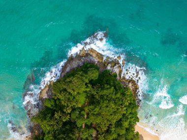 Phuket Tayland 'da dağları olan deniz manzarası yaz mevsiminde açık denizde güzel deniz manzarası dalgalar kıyı kayalarına çarpıyor.