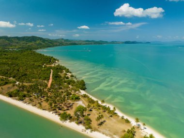 Laem 'in güzel kumlu plajının havadan görünüşü Koh yao yai adası açıklarındaydı, Tayland' ın Phang-nga eyaletindeki inanılmaz sahil seyahatleri.