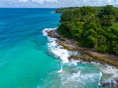 Phuket Tayland 'da dağları olan deniz manzarası yaz mevsiminde açık denizde güzel deniz manzarası dalgalar kıyı kayalarına çarpıyor.