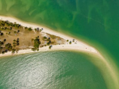 Laem 'in güzel kumlu plajının havadan görünüşü Koh yao yai adası açıklarındaydı, Tayland' ın Phang-nga eyaletindeki inanılmaz sahil seyahatleri.