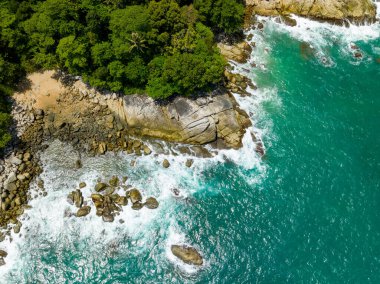 Phuket Tayland 'da dağları olan deniz manzarası, yaz mevsiminde açık denizde güzel deniz manzarası, doğa çevre ve seyahat arka planını kurtardı.