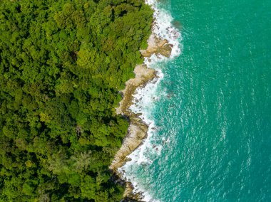 Phuket Tayland 'da dağları olan deniz manzarası, yaz mevsiminde açık denizde güzel deniz manzarası, doğa çevre ve seyahat arka planını kurtardı.