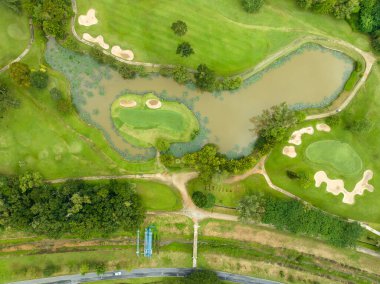 Yeşil golf sahasının havadan görüntüsü ve spor arka planı ve seyahat arka planı için yukarıdan aşağıya yeşil görüntü.