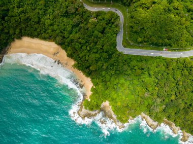 Phuket Tayland 'da dağları olan deniz manzarası, yaz mevsiminde açık denizde güzel deniz manzarası, doğa çevre ve seyahat arka planını kurtardı.