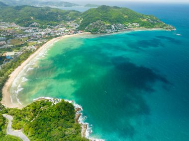 Phuket Tayland 'da dağları olan deniz manzarası, yaz mevsiminde açık denizde güzel deniz manzarası, doğa çevre ve seyahat arka planını kurtardı.