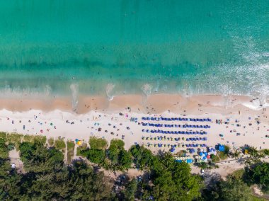 Yaz mevsiminde deniz manzarasının havadan görünüşü deniz manzarası