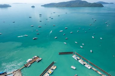 Yat ve yelkenli parkının havadan görüntüsü, liman, ulaşım ve seyahat geçmişi, yaz mevsiminde güzel deniz.