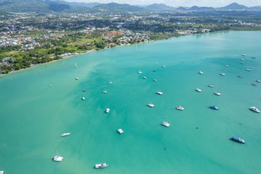Yat ve yelkenli parkının havadan görüntüsü, liman, ulaşım ve seyahat geçmişi, yaz mevsiminde güzel deniz.
