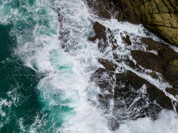 海岸岩に衝突する波 トップビュー海面波の背景 — ストック写真