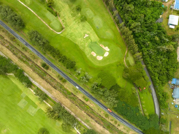 美丽的绿色高尔夫球场球道的空中俯瞰拍摄与绿化 运动背景与旅行背景的自顶向下图像 — 图库照片