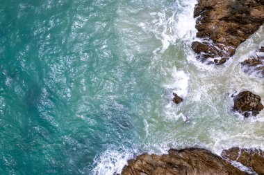 Deniz kıyısına çarpan dalgaların hava görüntüsü, okyanus arka planı.