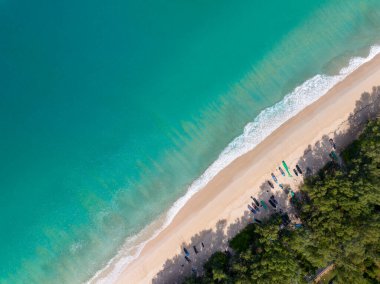 Deniz yüzeyi hava manzarası, kumlu sahile çarpan dalgaların kuş bakışı fotoğrafı, sahil deniz suyu yüzeyi dokusu, deniz kumu arka planı, güzel doğa deniz manzarası, inanılmaz üst manzara plaj arka planı.