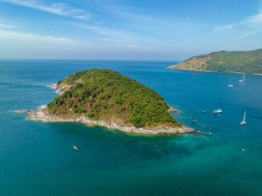 Yaz mevsiminde deniz manzarasının havadan görünüşü deniz manzarası