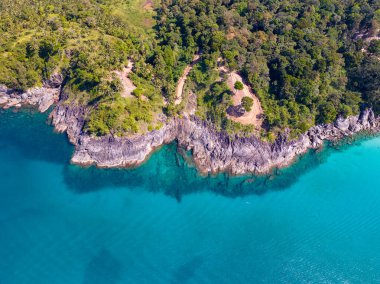 Phuket Tayland 'da dağları olan deniz manzarası, yaz mevsiminde açık denizde güzel deniz manzarası, doğa çevre ve seyahat arka planını kurtardı.
