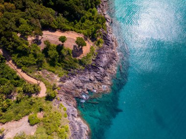 Phuket Tayland 'da dağları olan deniz manzarası, yaz mevsiminde açık denizde güzel deniz manzarası, doğa çevre ve seyahat arka planını kurtardı.