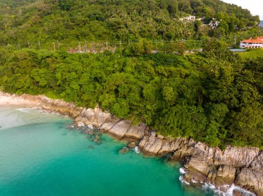 Phuket Tayland 'da dağları olan deniz manzarası, yaz mevsiminde açık denizde güzel deniz manzarası, doğa çevre ve seyahat arka planını kurtardı.