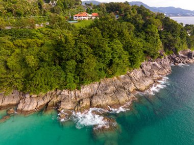 Phuket Tayland 'da dağları olan deniz manzarası, yaz mevsiminde açık denizde güzel deniz manzarası, doğa çevre ve seyahat arka planını kurtardı.